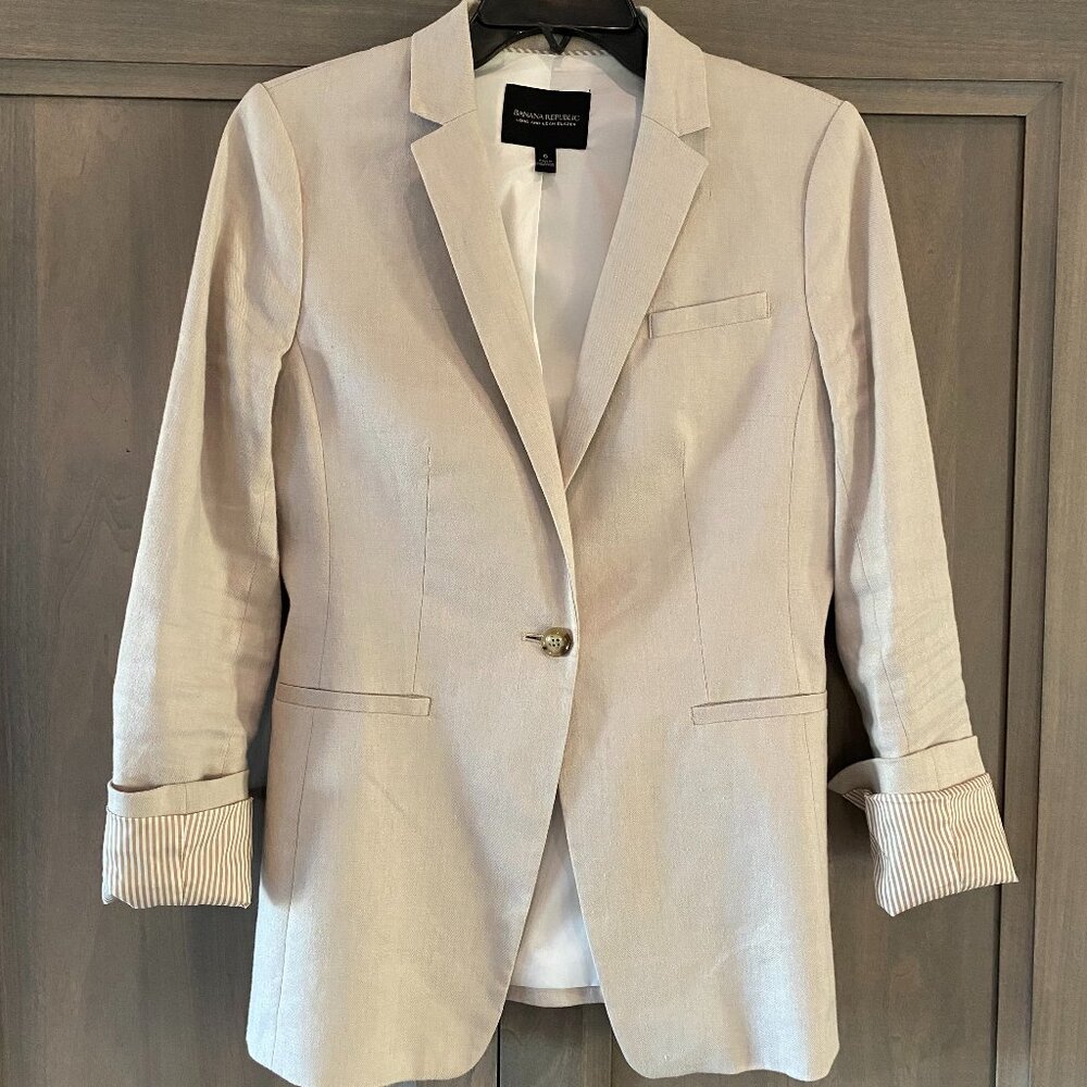 Banana Republic "Long and Lean" Blazer Size 6 with Pinstripe lining & cuffs